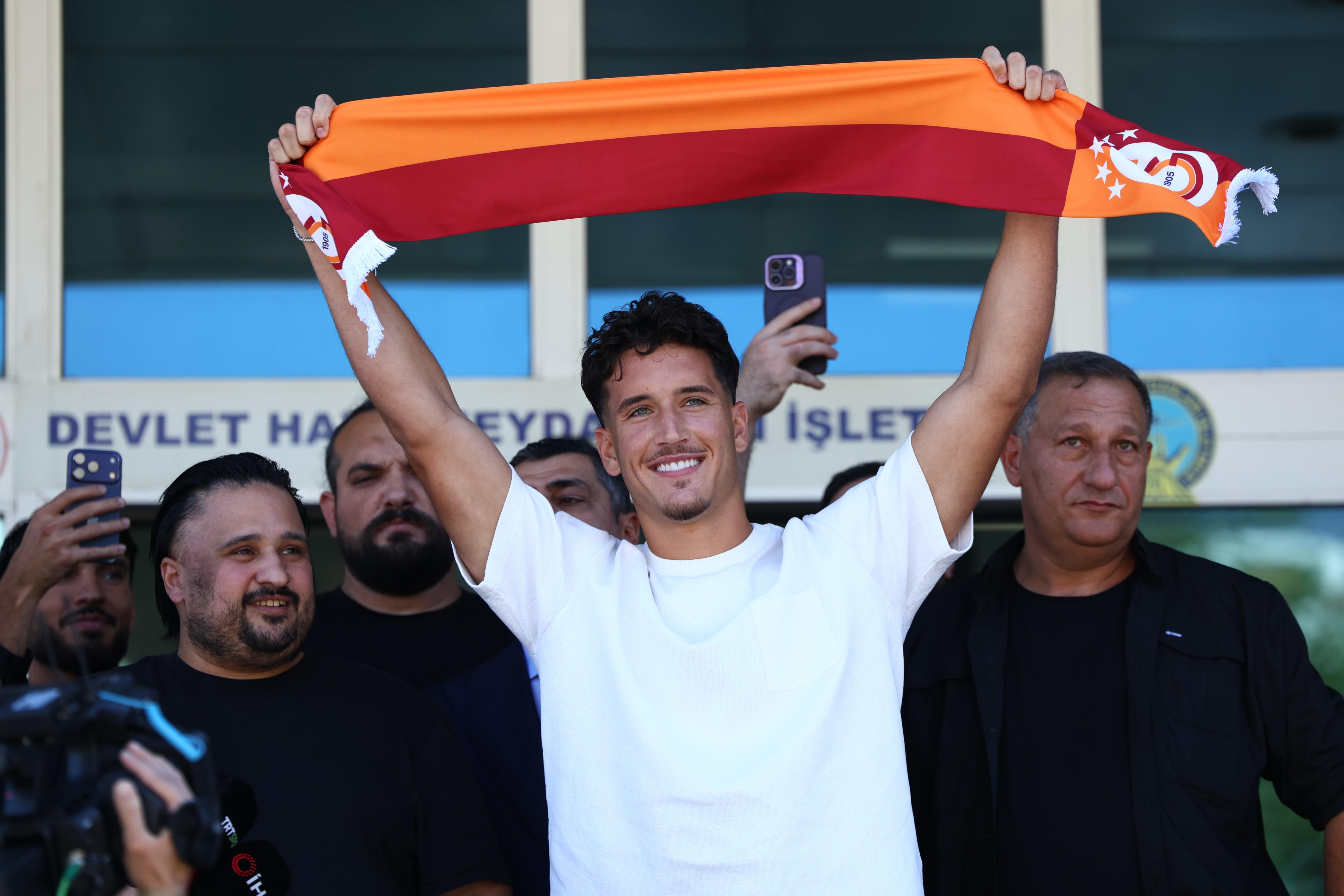 Milli futbolcu Deniz Gül, Galatasaray için İstanbul'a geldi