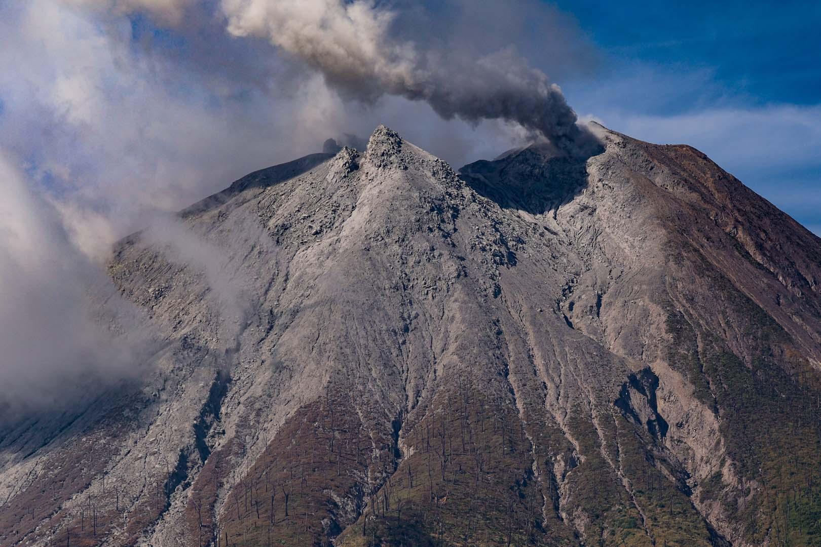 Sinabung Yanardağı'nda hareketlilik arttı! Binlerce kişi daha önce bölgeden ayrılmıştı