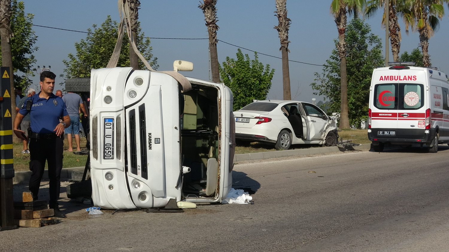 Adana'da otomobilin minibüse çarpması sonucu 1 ölü, 3 yaralı