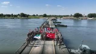Mehmetçik, Suriye'de Fırat Nehri üzerine yüzer köprü kurdu