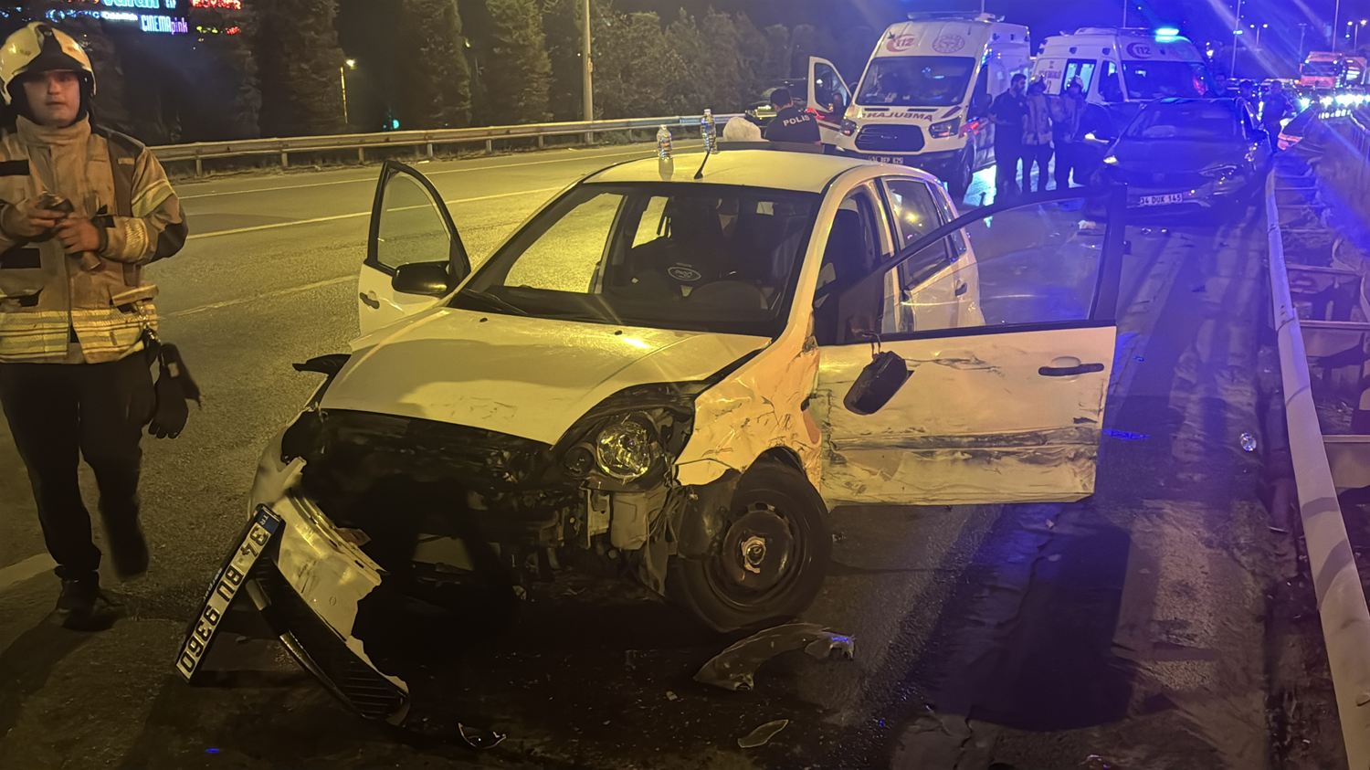 Ümraniye'de zincirleme trafik kazasında 3 kişi yaralandı
