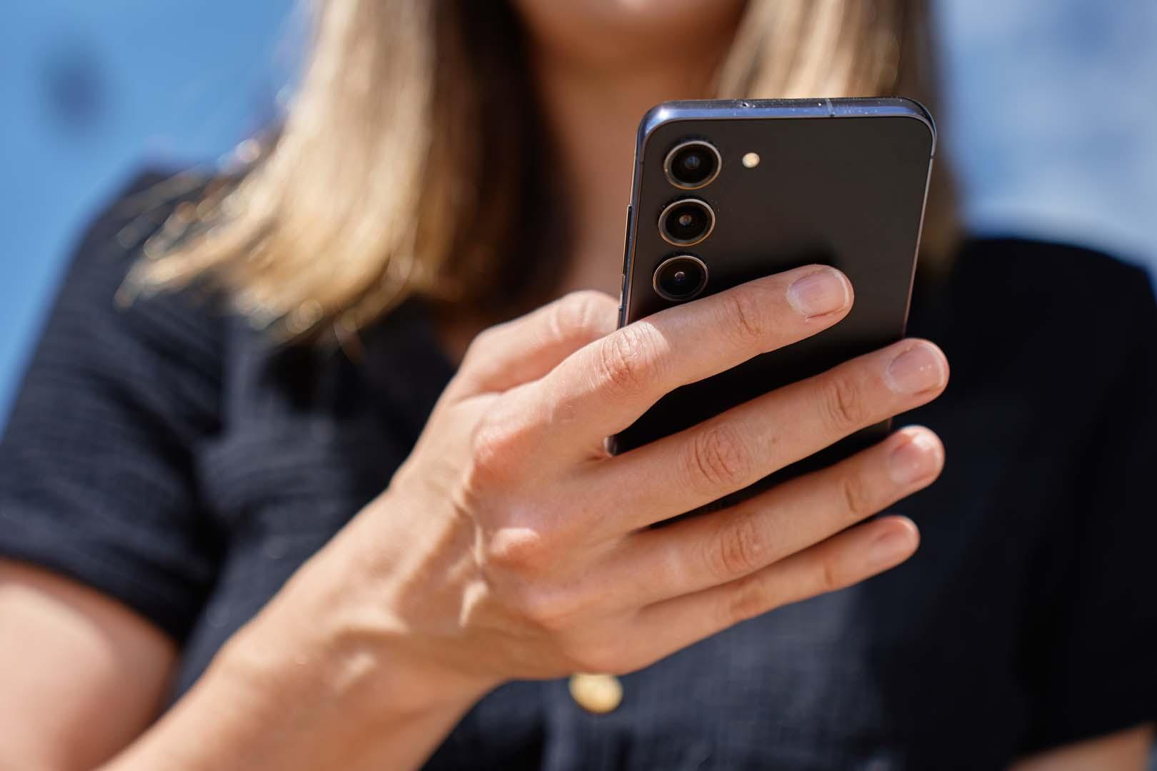 Akıllı telefona dalanlar dikkat! Uzun süreli kullanım diş sağlığını da etkileyebilir