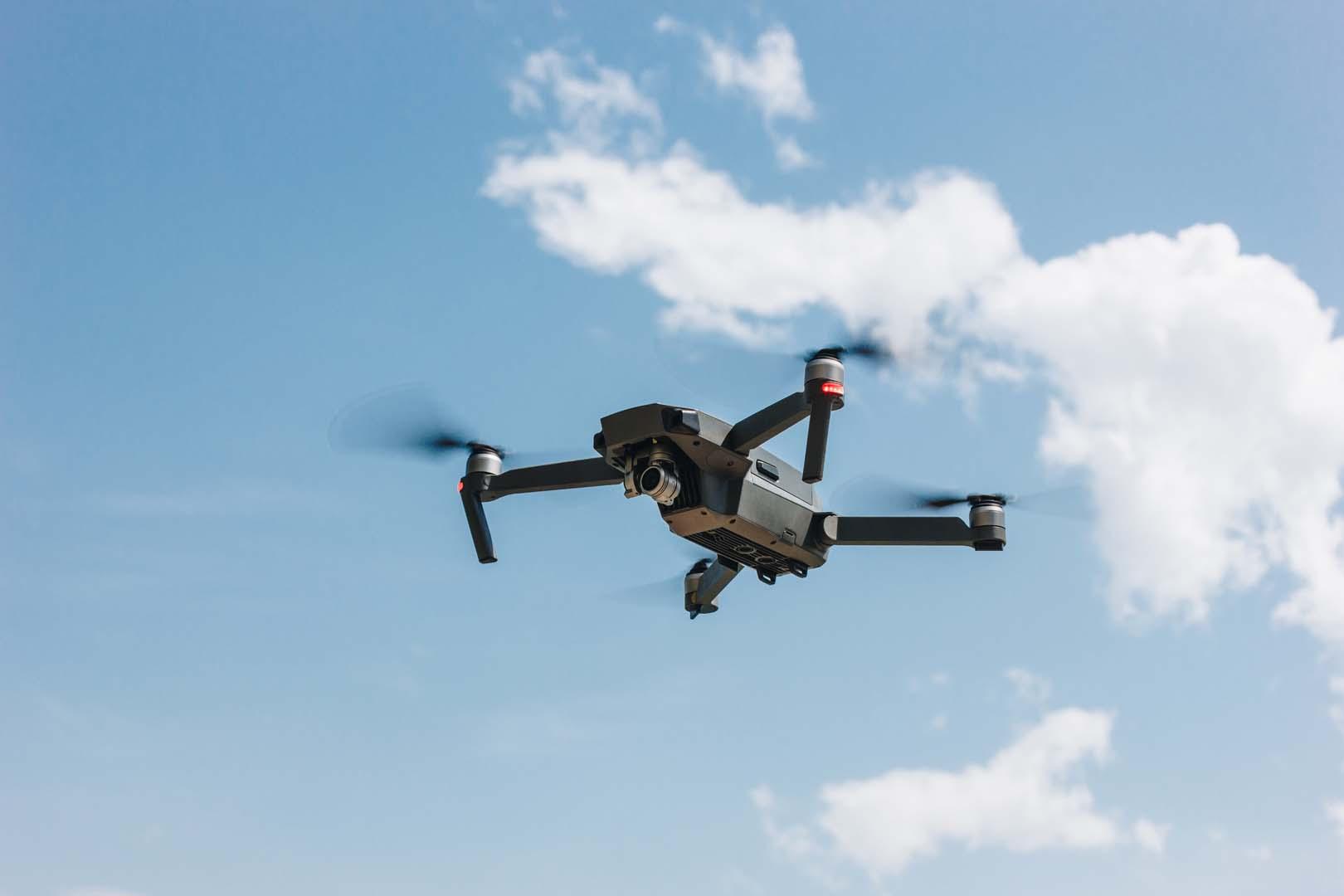 Dronları uçuş sırasında şarj edebilecek yeni teknoloji geliştirildi