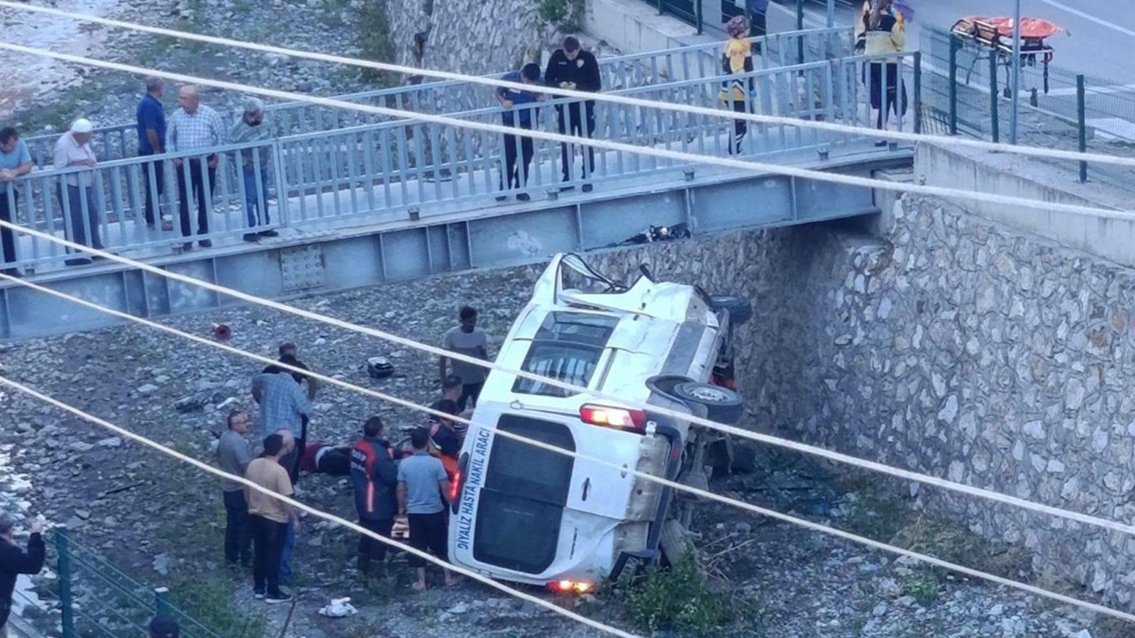 İskilip'te diyaliz hastası taşıyan araç çay yatağına devrildi: 5 yaralı
