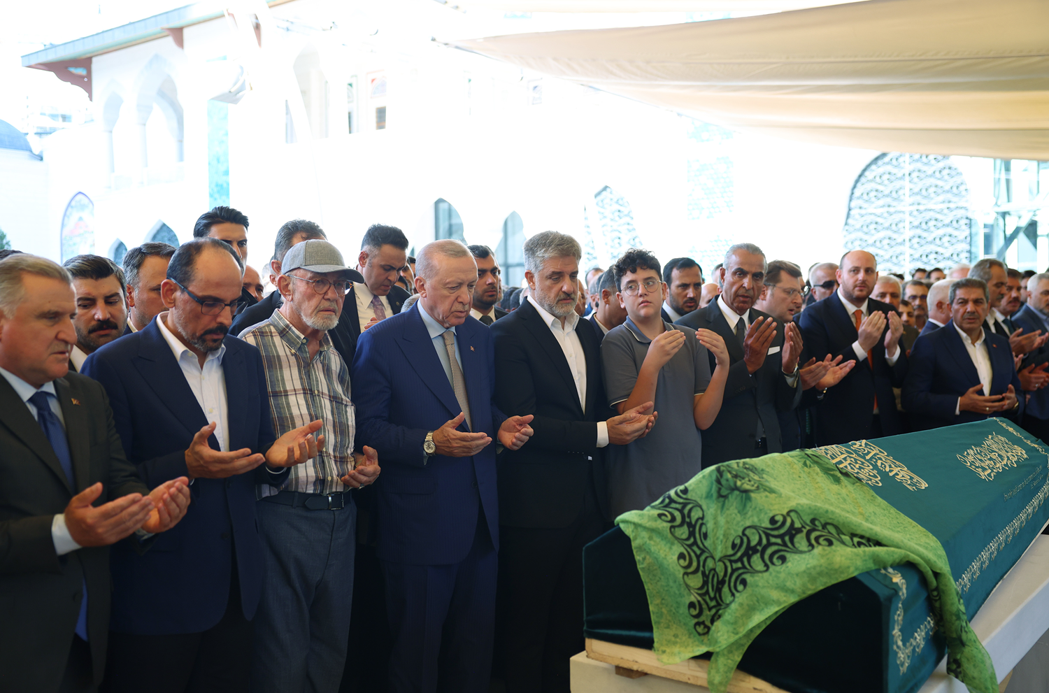 Fatma Zehra Önen son yolculuğuna uğurlandı! Cumhurbaşkanı Erdoğan: Kızımıza Allah'tan rahmet diliyorum