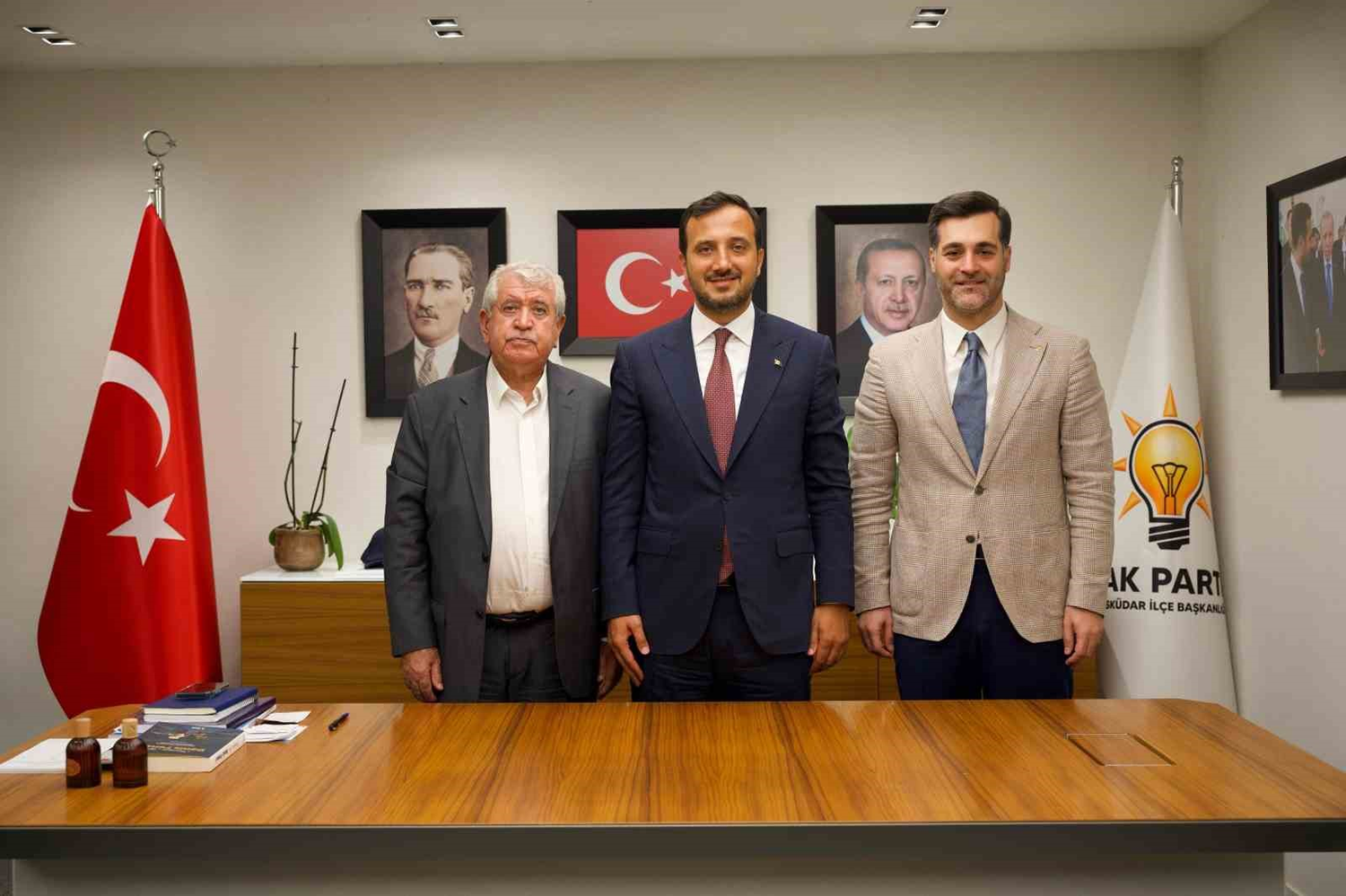 Üsküdar'da 4 CHP'li meclis üyesi AK Parti'ye katıldı