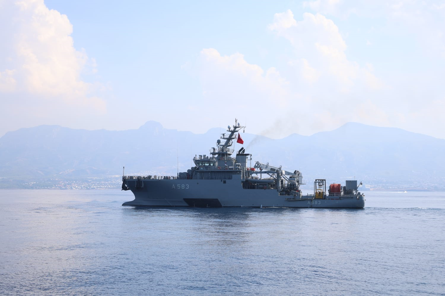 TCG Alemdar, TCG Işın ve TCG Akın gemileri derin denizde iz sürüyor