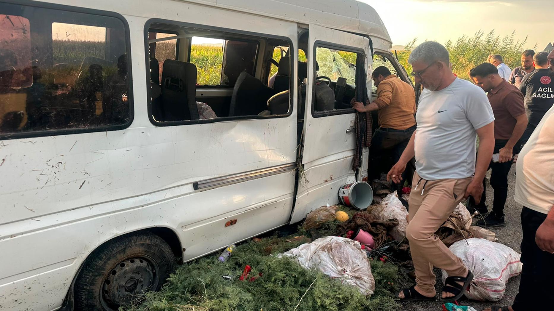 Şanlıurfa'da tarım işçilerini taşıyan minibüs kanala devrildi: 15 yaralı