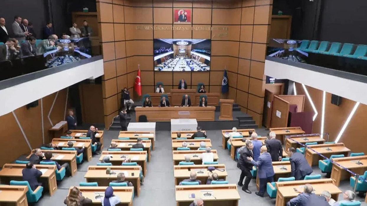 AK Parti'den CHP'ye sert tepki: Üsküdar'ı hizmetle değil, siyasi krizle yönetiyorlar