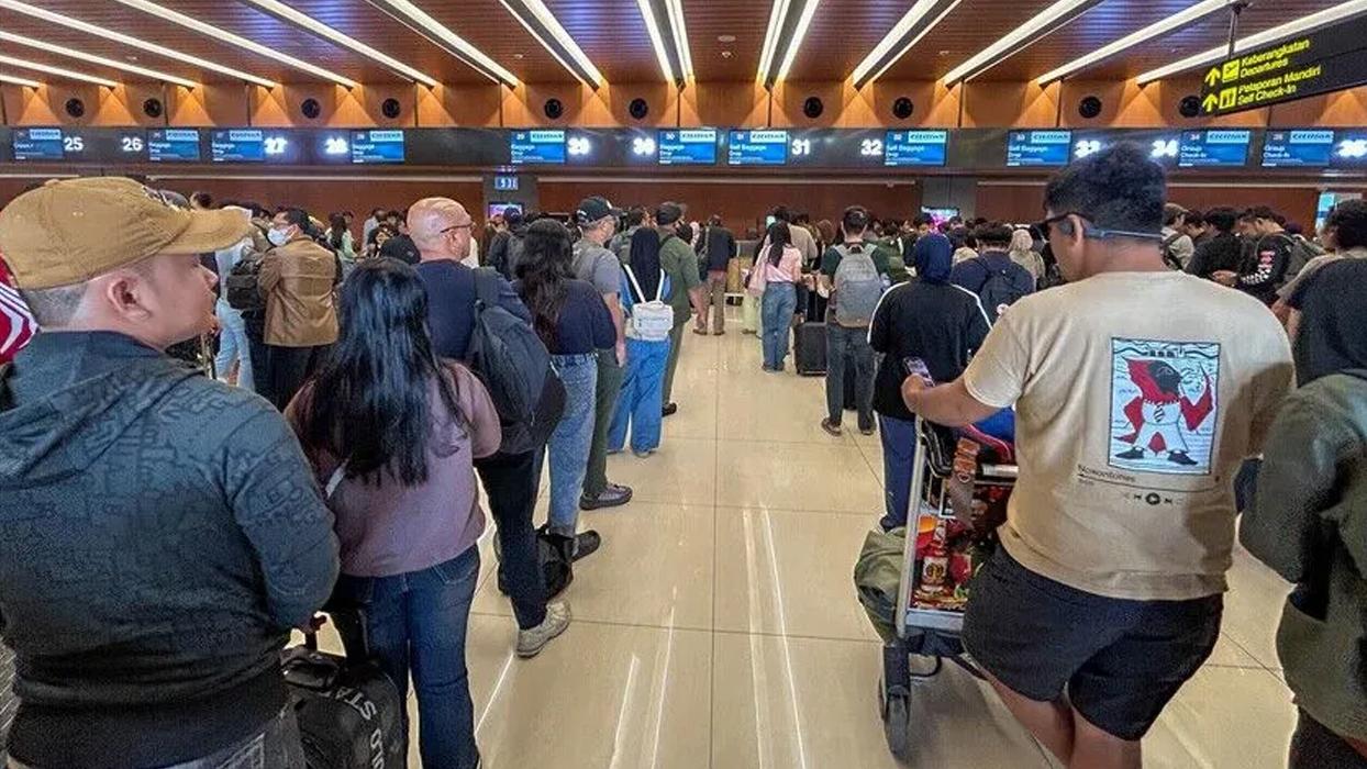 Endonezya'daki yanardağ patlaması! 2 bin 300'den fazla uçuş iptal edildi