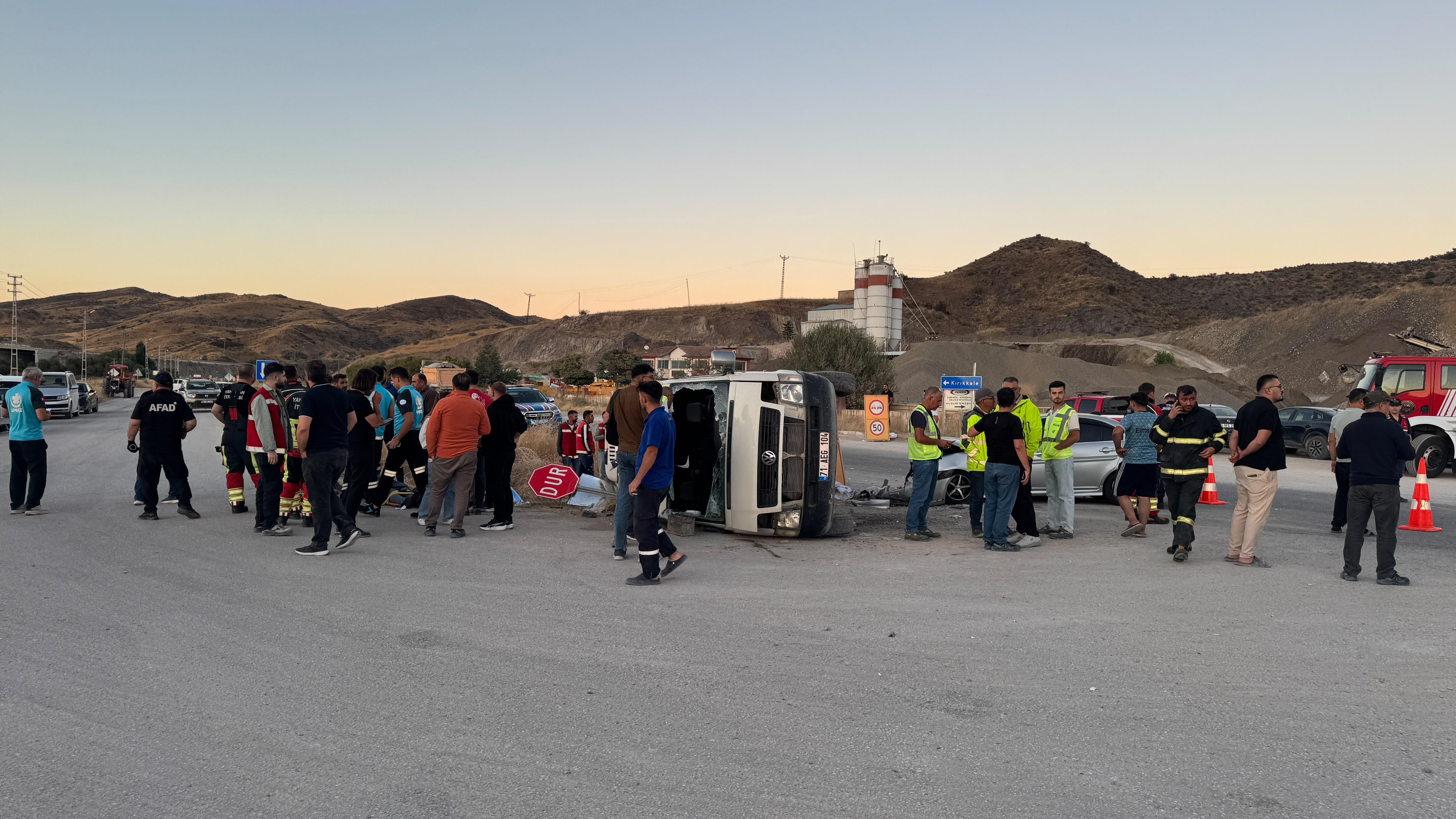 İşçi servisi ile otomobil çarpıştı: 13 kişi yaralandı