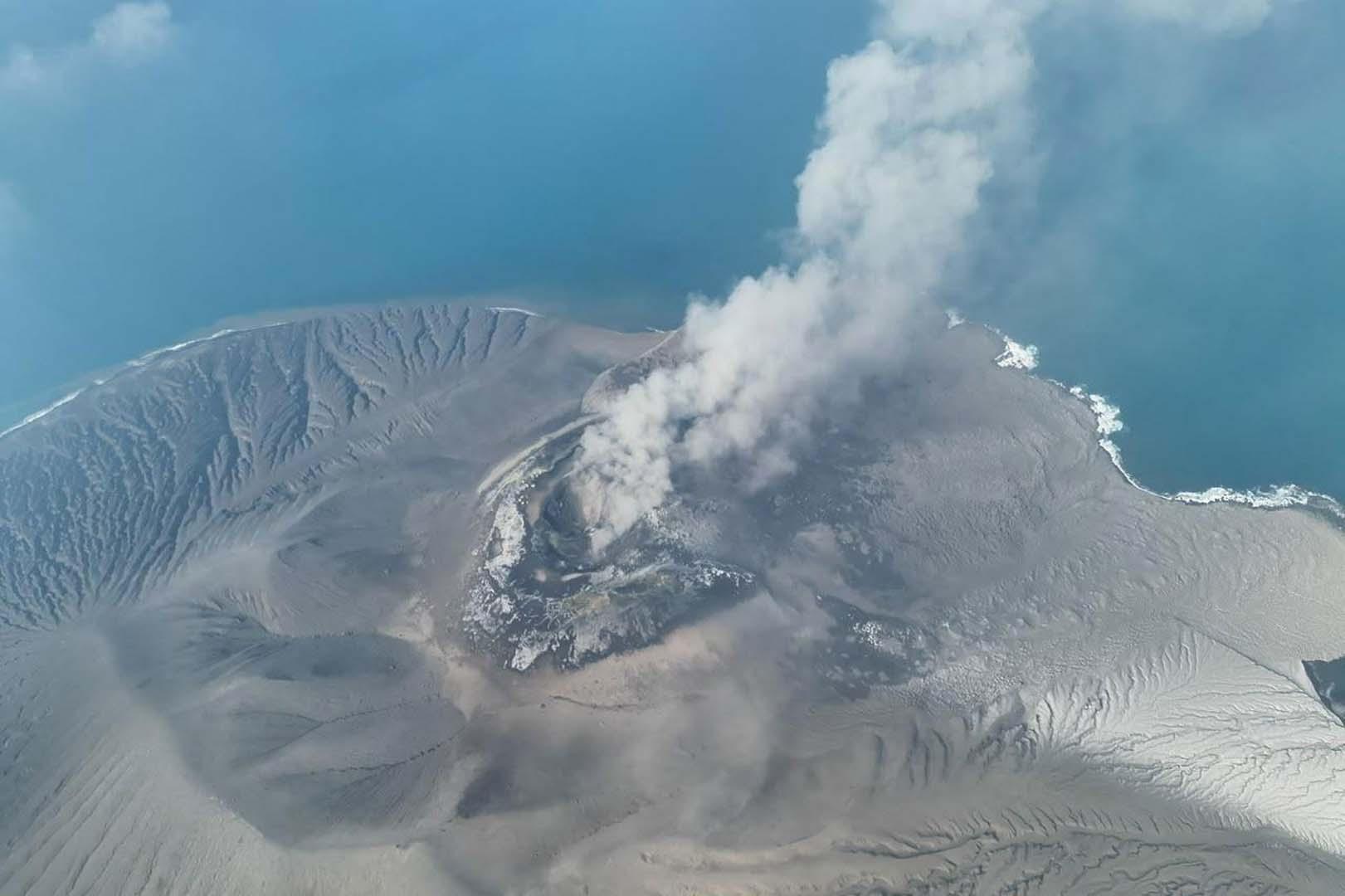 Anak Krakatau yanardağı patladı, 340 bin kişi mahsur kaldı
