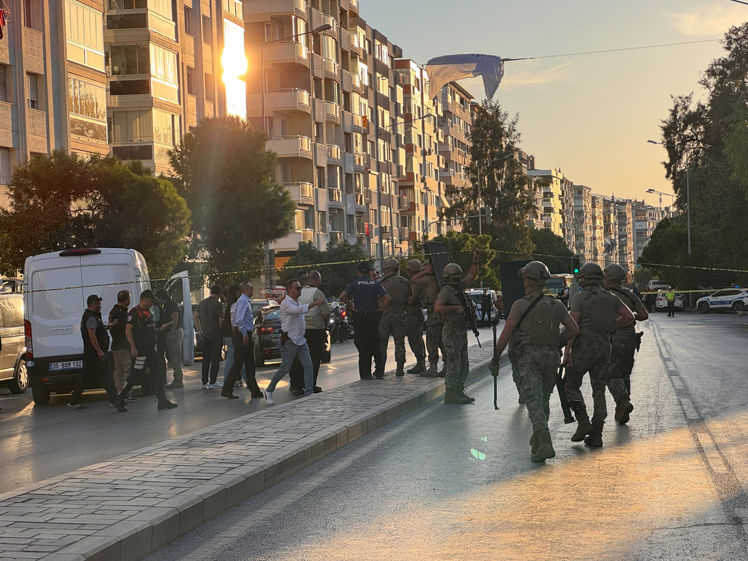 İzmir'de bankada rehine krizi: Özel harekattan başarılı operasyon
