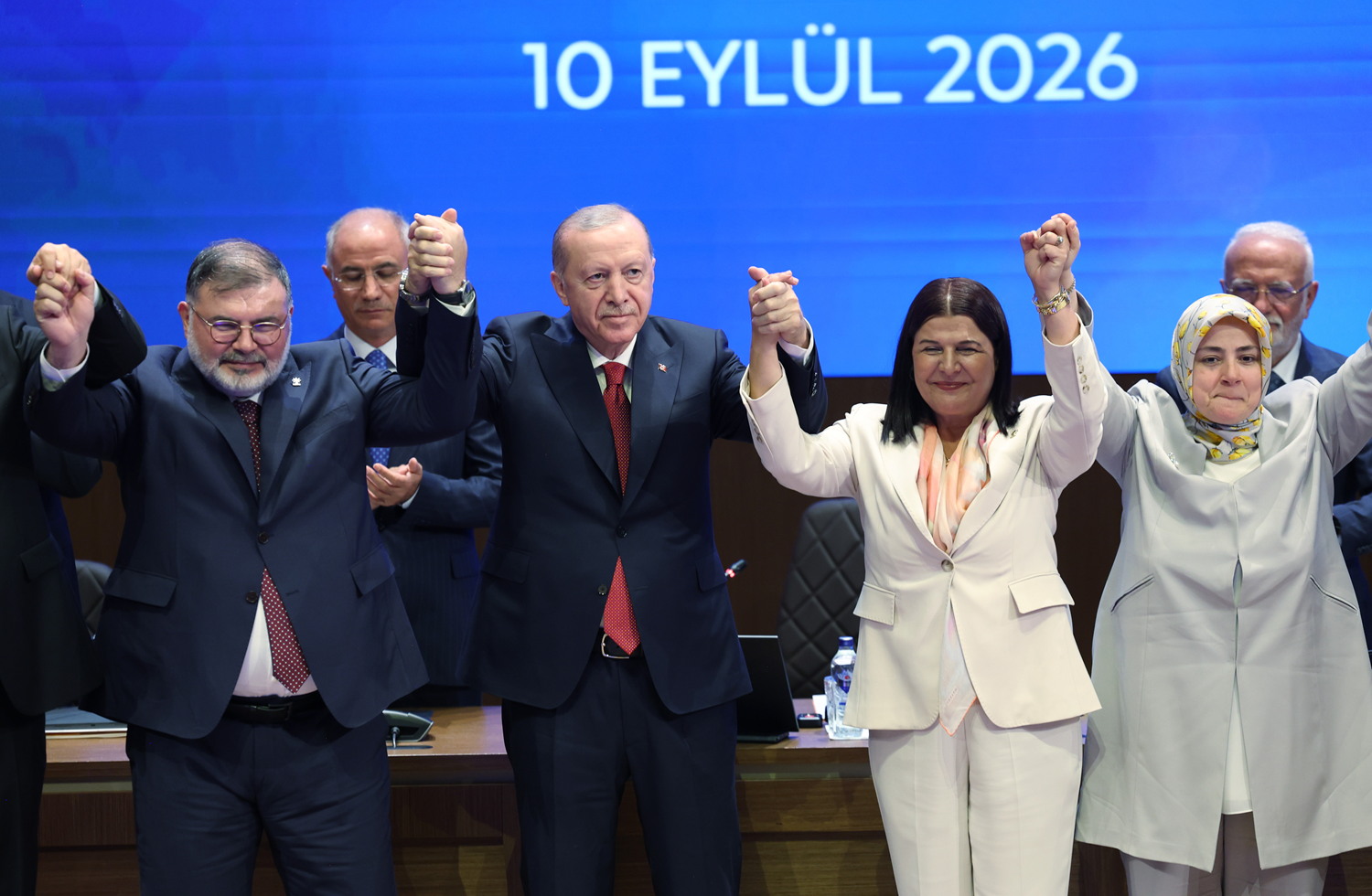 Cumhurbaşkanı Erdoğan rozetlerini taktı... 3'ü CHP, 1'i YRP: 4 belediye daha AK Parti'de