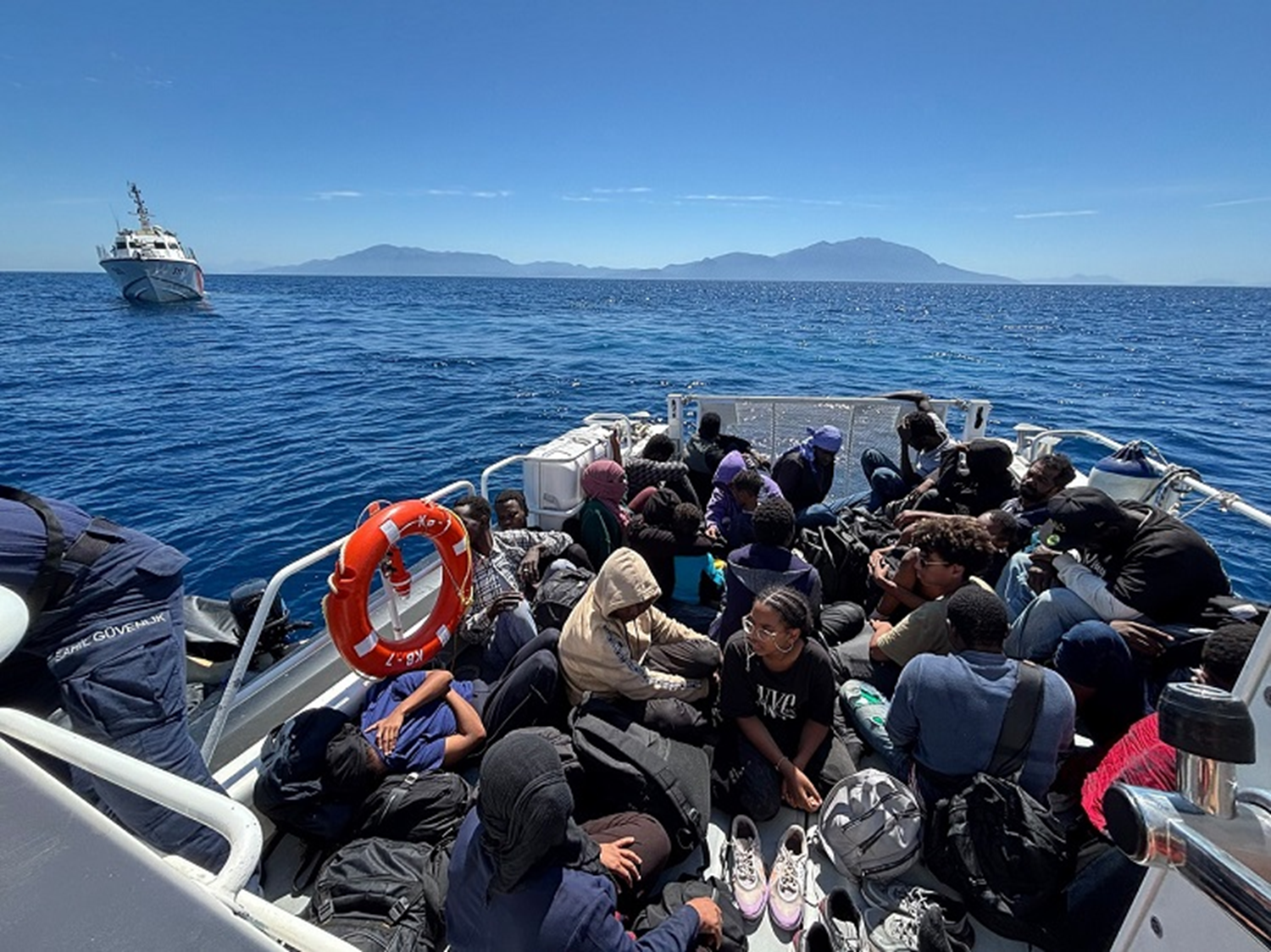 İzmir açıklarında düzensiz göçmen operasyonu: Onlarca kişi yakalandı