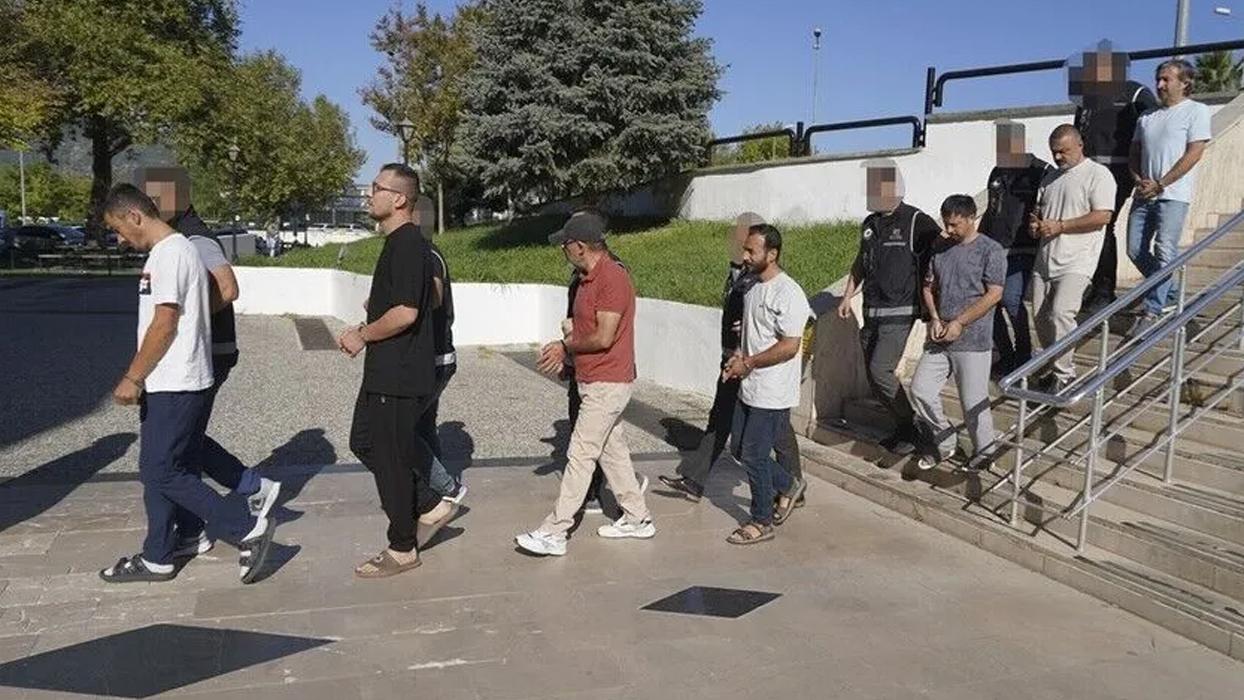 Muğla'da teknede yakalanan 9 FETÖ şüphelisi ile kaptan adliyeye sevk edildi