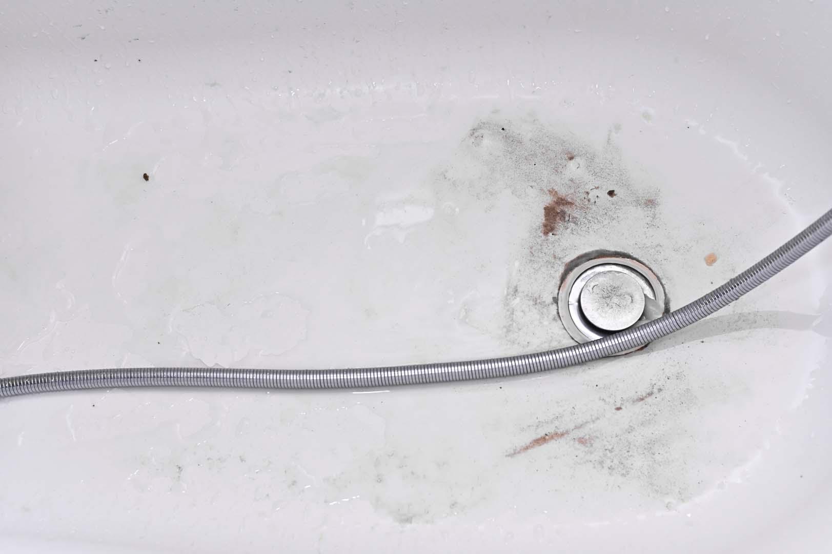 Temizlik uzmanlarından banyo rehberi! Duştaki inatçı pas lekelerini yüzeye zarar vermeden çıkarmanın kesin yolları