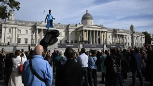 What does Lady in Blue mean? The blue woman sculpture in the heart of London