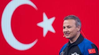 İlk Türk Astronot Alper Gezeravcı Paris'te: Uluslararası Uzay Zirvesi'nde Türkiye'yi temsil etti