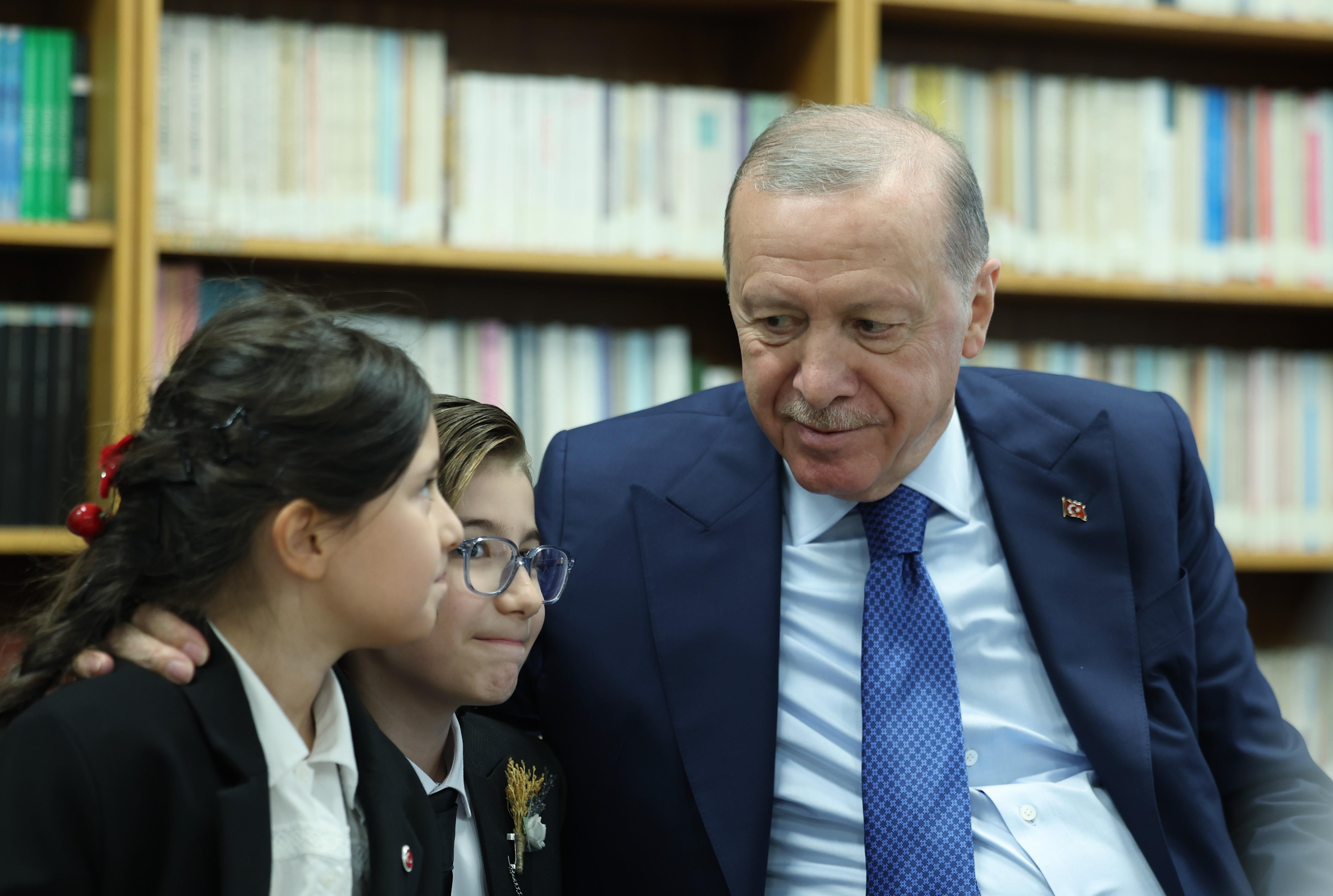 Cumhurbaşkanı Erdoğan ilk zilde öğretmen ve öğrencilerle buluştu: "Fikrimin İnce Gülü" ve "Gençliğe Hitabe" seslendirildi