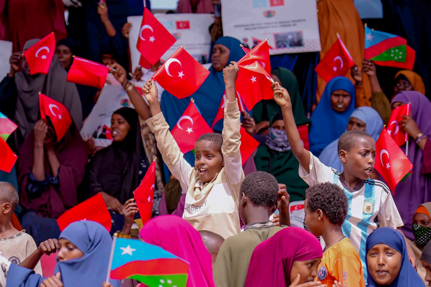 Somali'den Türkiye'ye vefa gösterisi: Meydanlarda Türk Bayrakları dalgalandı