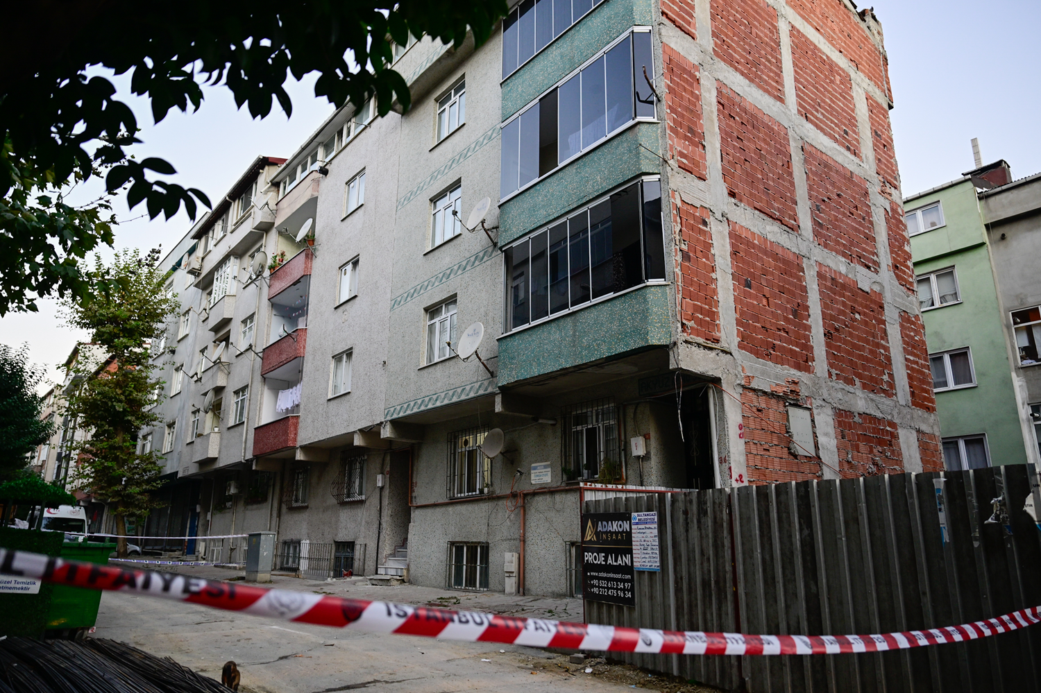 Sultangazi'de iki apartman tahliye edildi