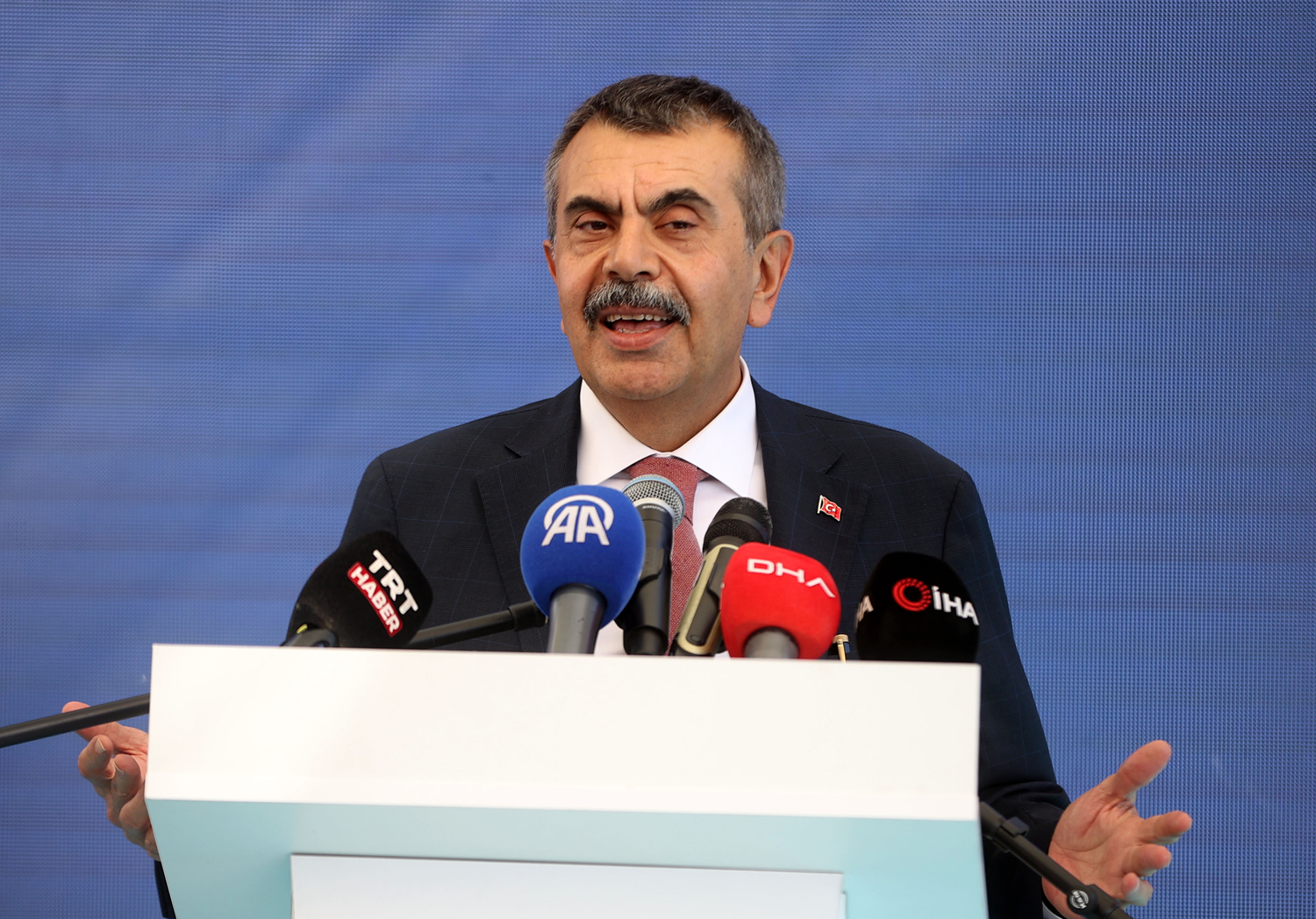 Bakan Tekin'den ''ara tatil'' açıklaması: Takvim sıkışırsa uygulanmayabilir