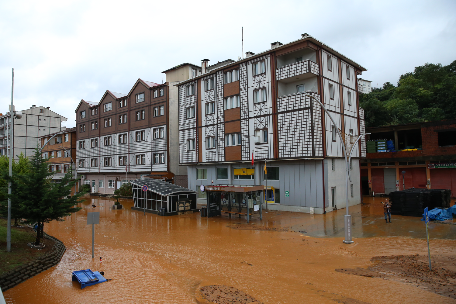 Rize'de afet alarmı: Metrekareye 135 kg yağış düştü, cadde ve sokakları su bastı