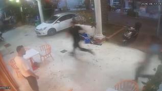 Sopalı kavga hastanede bitti! Gürültü tartışmasında yaşananlar kamerada