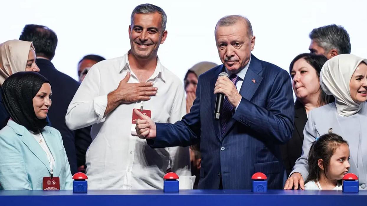 Tören salonunda renkli ve samimi anlar: Cumhurbaşkanı Erdoğan vatandaşın sigarayı bırakmasını istedi