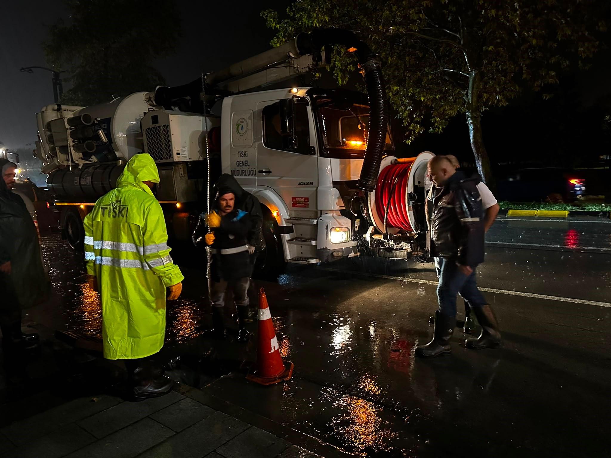 Trabzon'da afet alarmı: Metrekareye 50 kilogram yağış düştü, cadde ve sokakları su bastı
