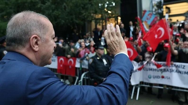 Cumhurbaşkanı Erdoğan, Türkevi'ne girişinde sevgi gösterileriyle karşılandı