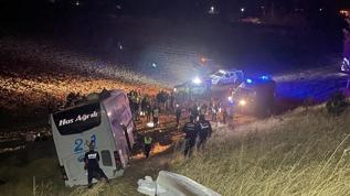 Amasya'da kontrolden çıkarak tarlaya giren yolcu otobüsündeki 24 kişi yaralandı