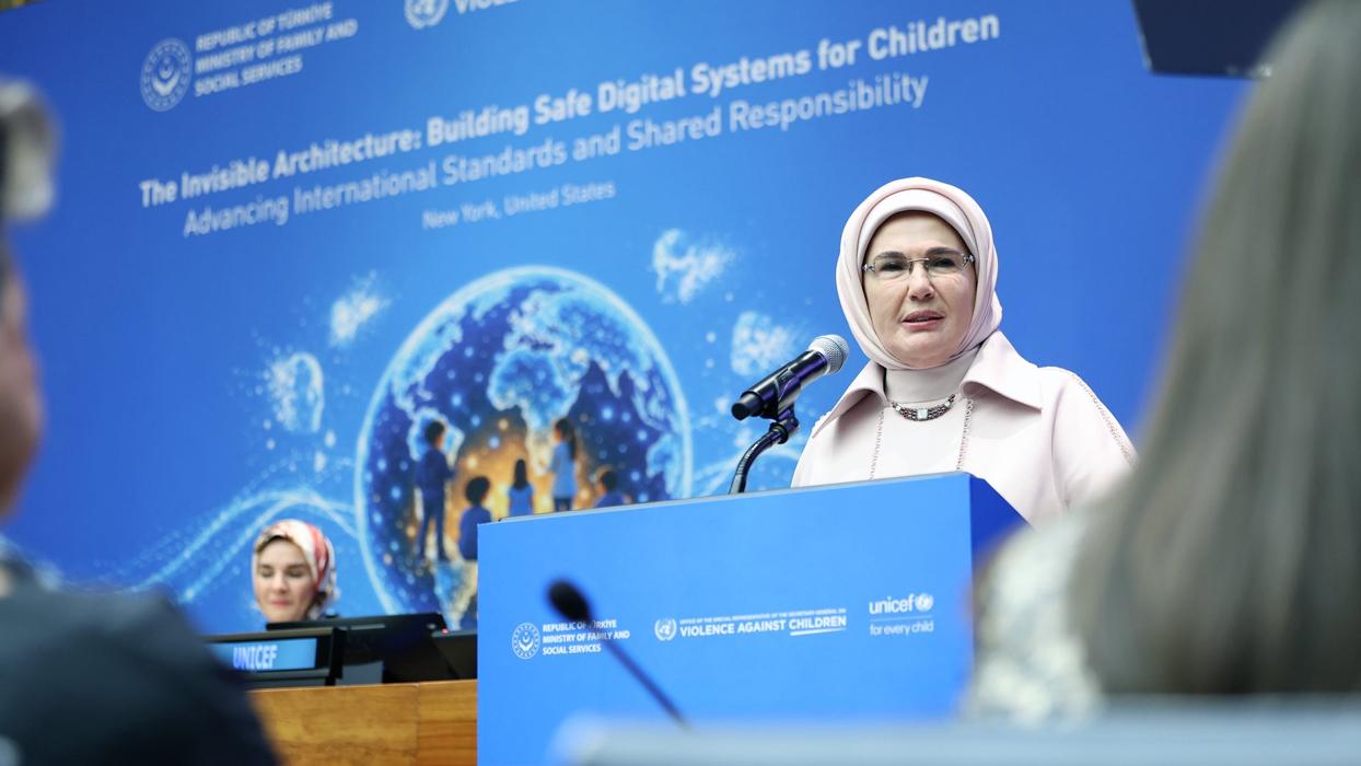 Emine Erdoğan: Çocuklarımızın esenliği için birlikte çıkacağımız bir yolun ilk adımını attık