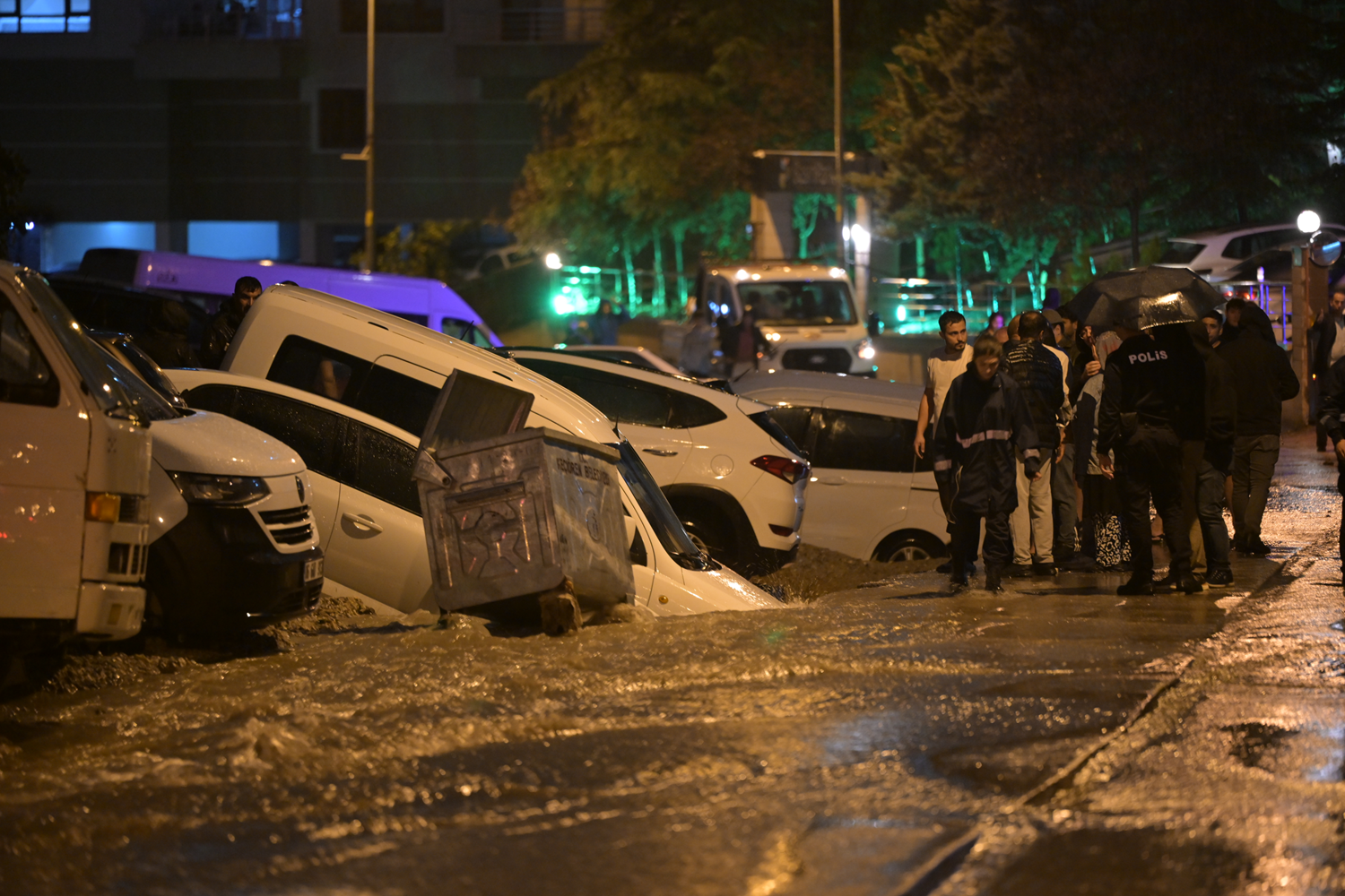 Ankara'da sel nedeniyle çöken yolda çok sayıda araç hasar gördü
