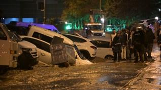 Ankara'da sel nedeniyle çöken yolda çok sayıda araç hasar gördü