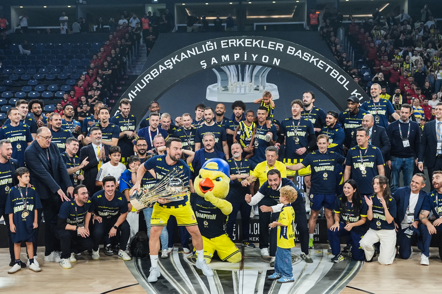 Fenerbahçe Tarfin kupayı havaya kaldırdı! Kanarya'da büyük sevinç