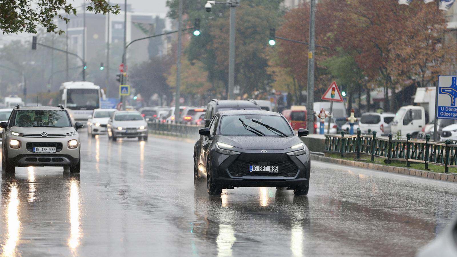 İstanbul'da yağış trafiği felç etti