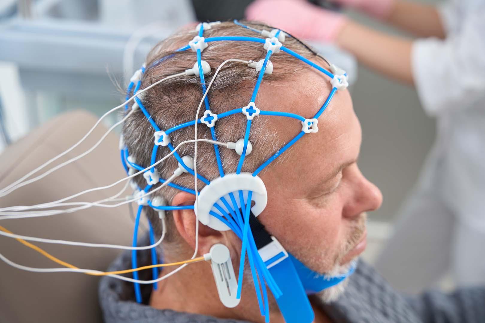 Nörolojide tarihi adım! Yeni beyin implantı felçli kişilerin aynı anda konuşup jest yapmasını sağladı