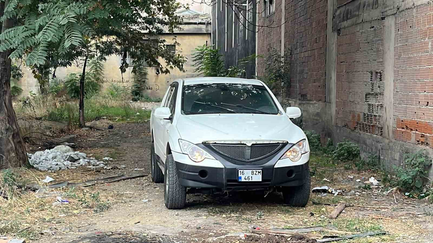 Osmangazi'de park halindeki araca kendini kilitleyen kadın polisi zor anlar yaşattı