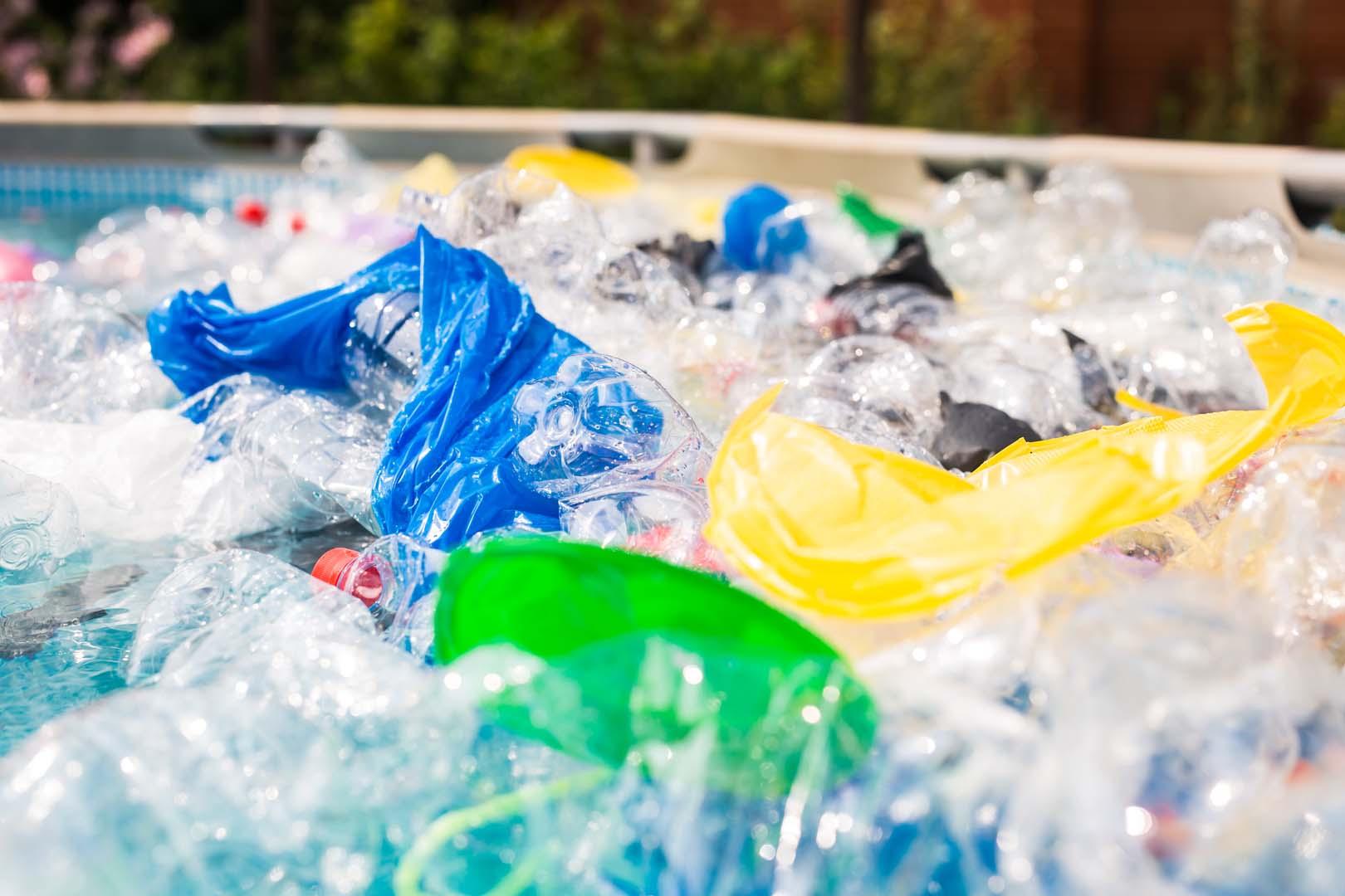Bilim insanları kendi kendini yok eden "canlı plastik" geliştirdi