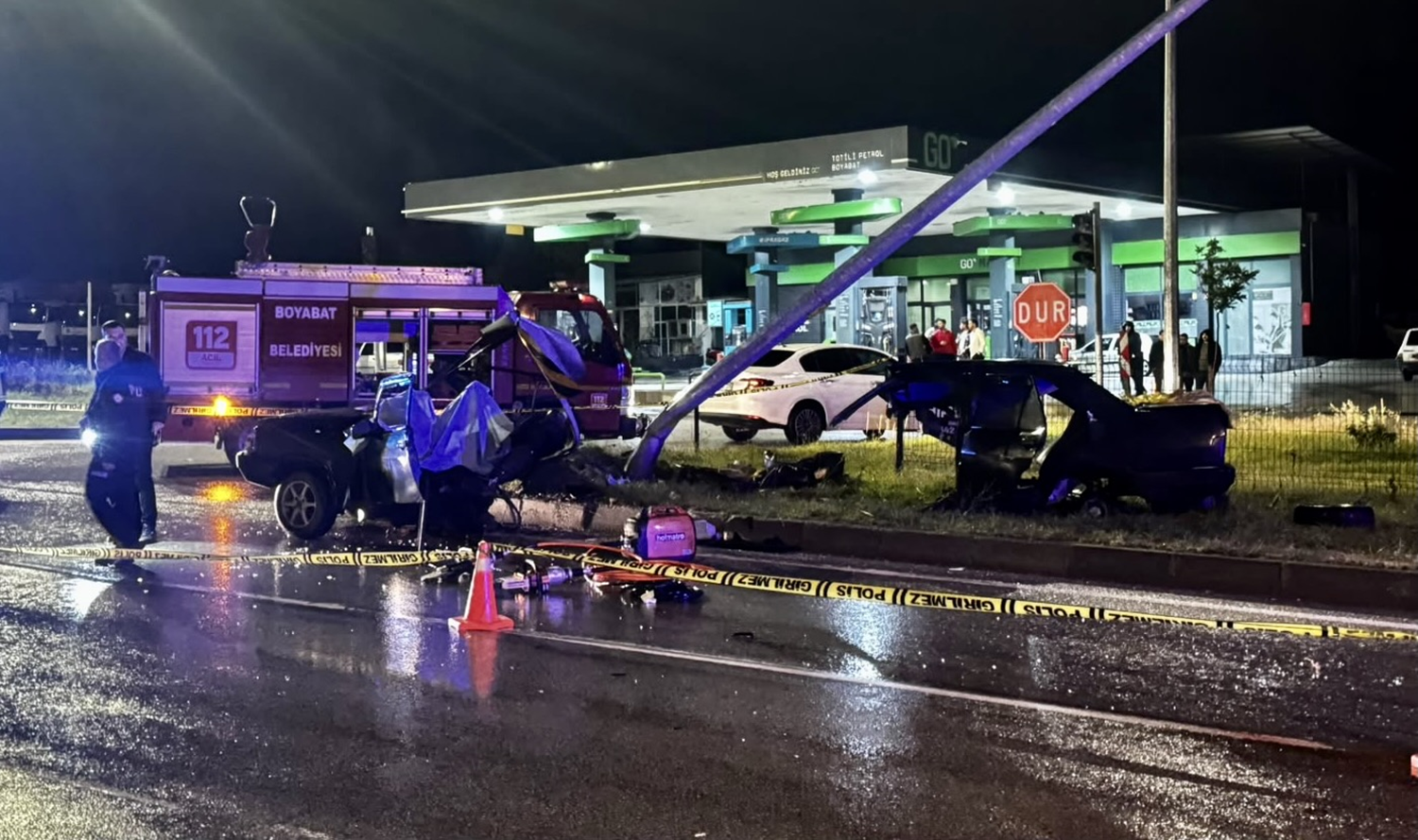 Boyabat'ta otomobilin direğe çarpması sonucu 1 ölü, 2 yaralı