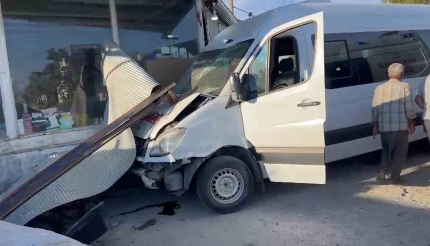 Şanlıurfa'da işçi servisi dükkana daldı: 10 yaralı