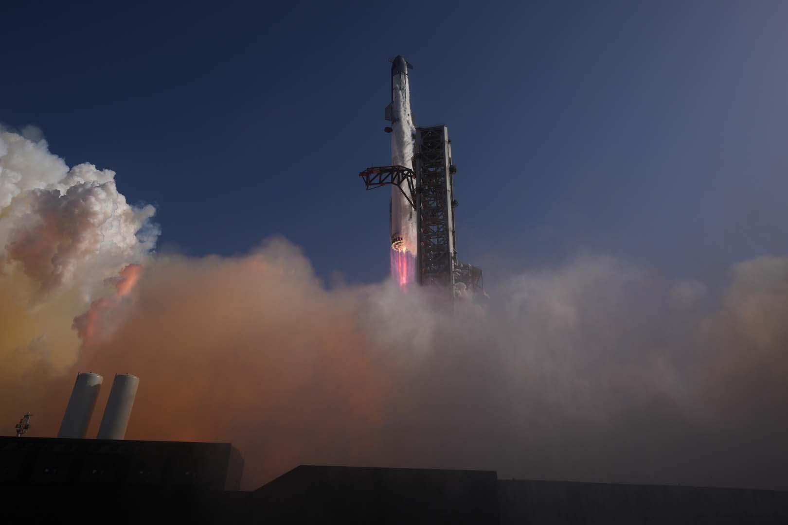 SpaceX'ten yörünge uçuşu için dev adım! Starship ve Super Heavy fırlatma kulesinde birleştirildi