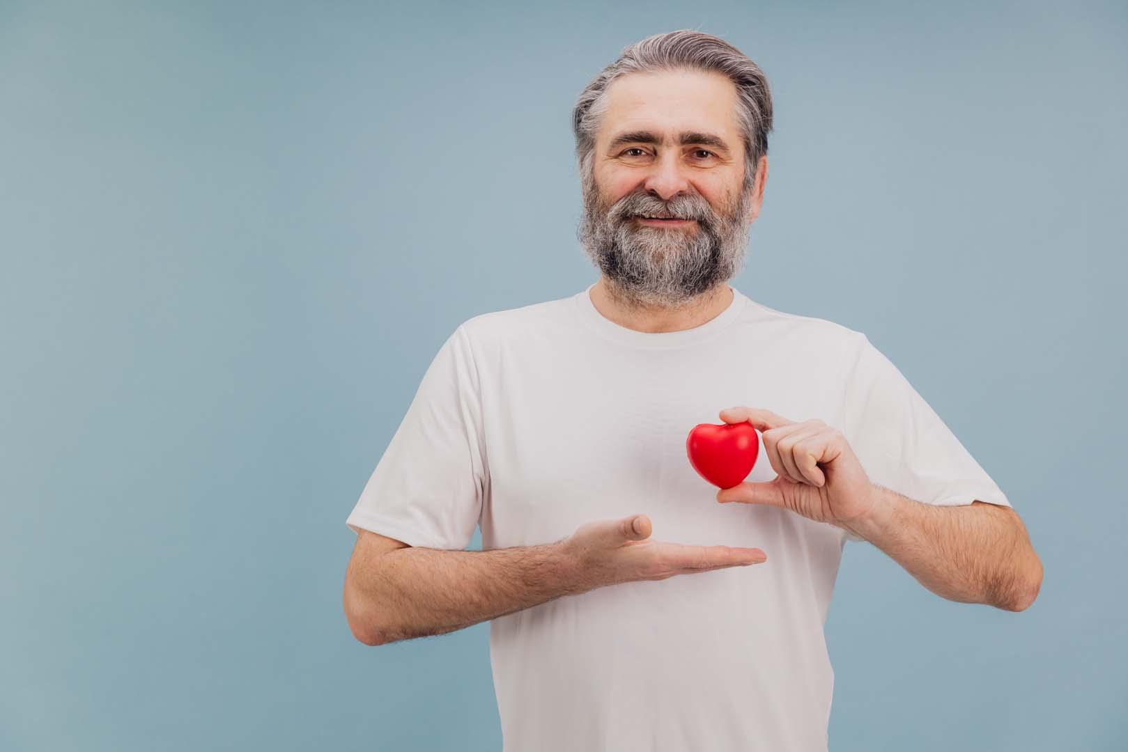 Kalbinizi yaşlandıran yaşınız değil alışkanlıklarınız! Uzman isimden 40 yaş üstü için kritik rehber