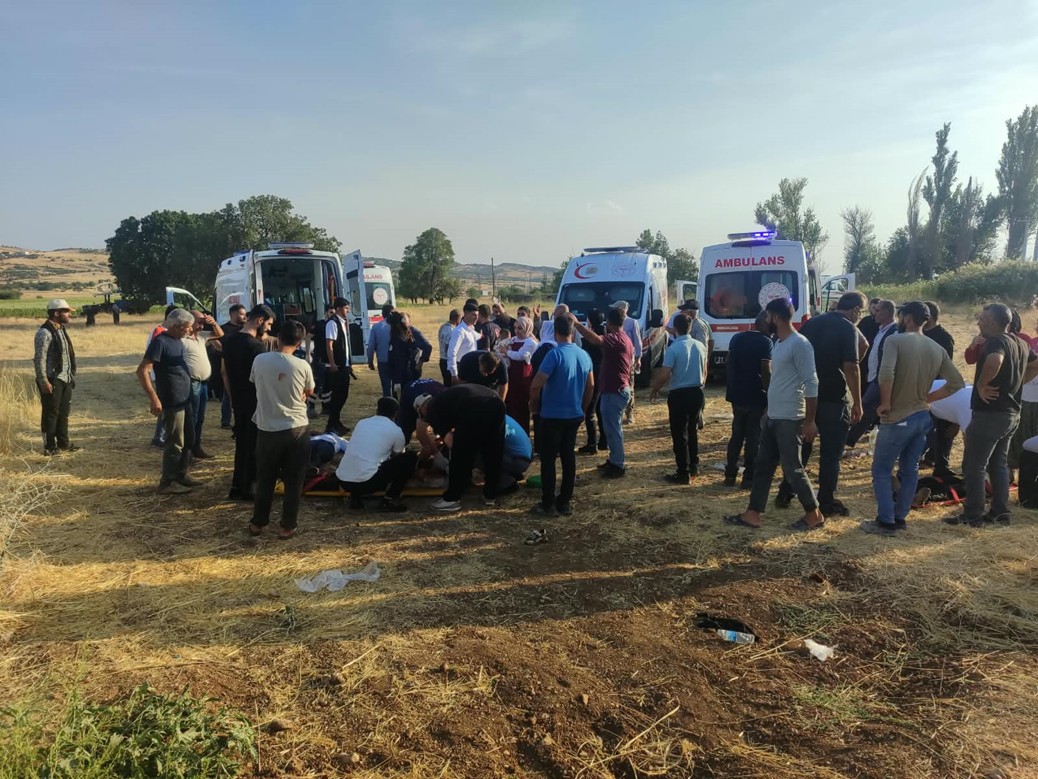 Diyarbakır'da feci kaza: 4'ü çocuk 9 kişi hastaneye kaldırıldı