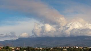 Etna Yanardağı yeniden faaliyete geçti: 4 kilometre yüksekliğe kadar kül püskürttü