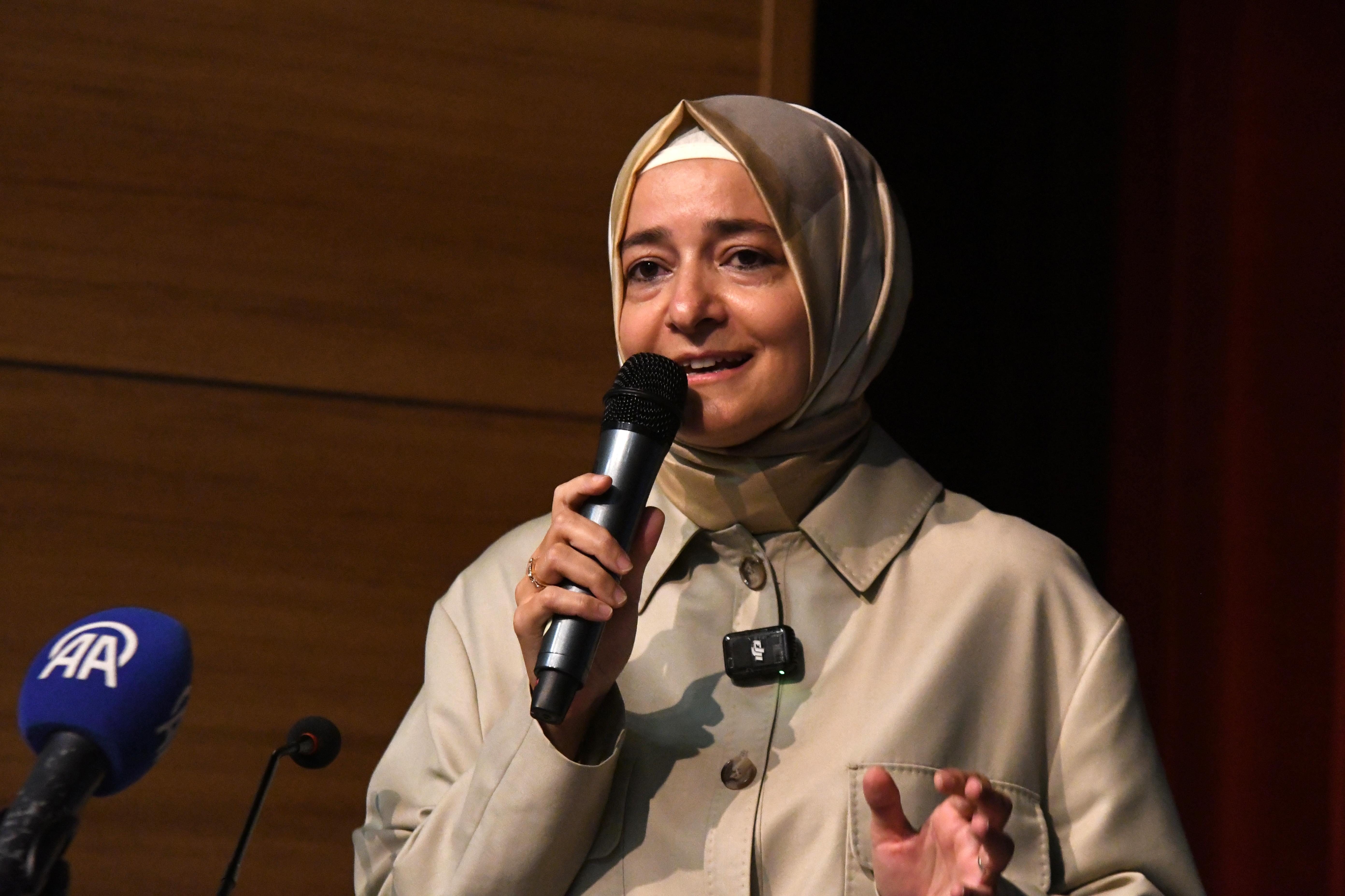 Fatma Betül Sayan Kaya, partideki tüm görevlerinden affını istediğini duyurdu