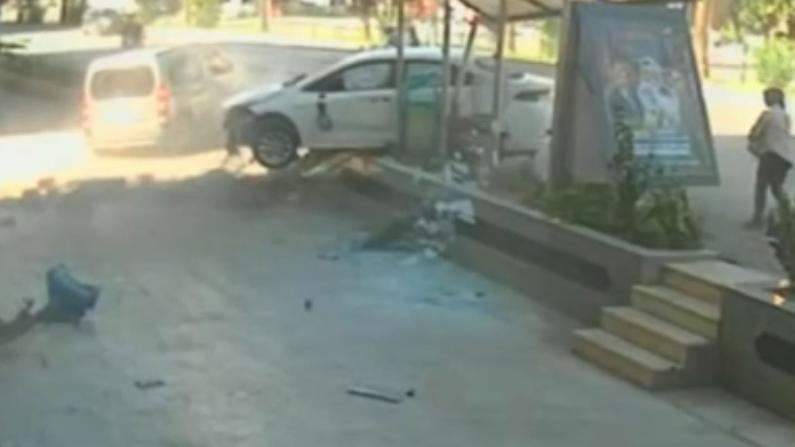 Kontrolden çıkan araç genç kıza ve karı kocaya çarptı: 3 yaralı