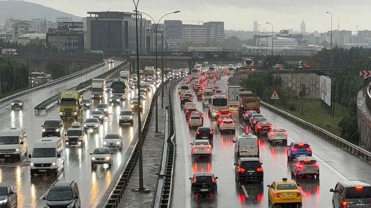 İstanbul'da yağışın da etkisiyle sabah saatlerinde trafik yoğunluğu oluştu